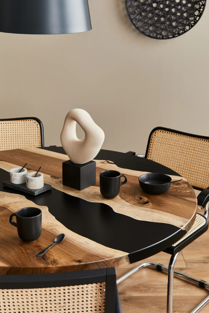 neutralne kolory stołu krzeseł i ścian trendy wnerza 2026