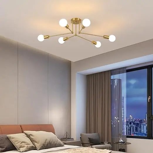 Złota lampa sufitowa typu Sputnik z sześcioma punktami świetlnymi – nowoczesny plafon industrialny w aranżacji sypialni nad łóżkiem.