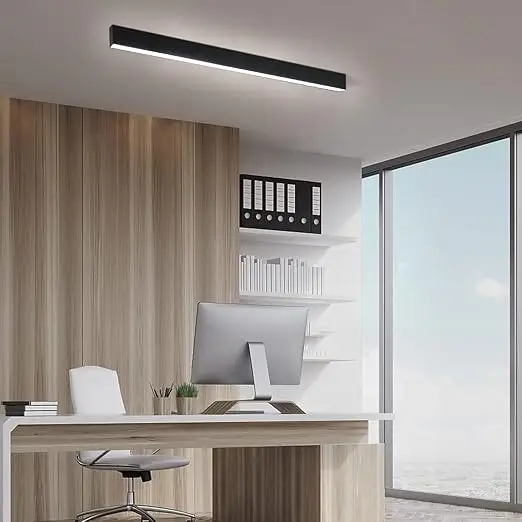 Czarna, podłużna lampa sufitowa LED 80 cm z funkcją ściemniania i pilotem – minimalistyczne oświetlenie biura nad biurkiem.
