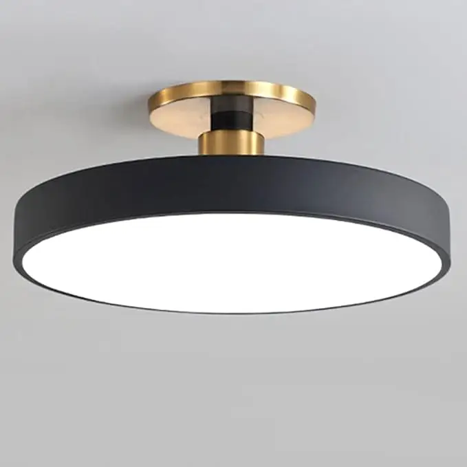Ultracienki, okrągły plafon LED z czarną oprawą i złotym mocowaniem – nowoczesne oświetlenie sufitowe z regulacją barwy światła do sypialni.