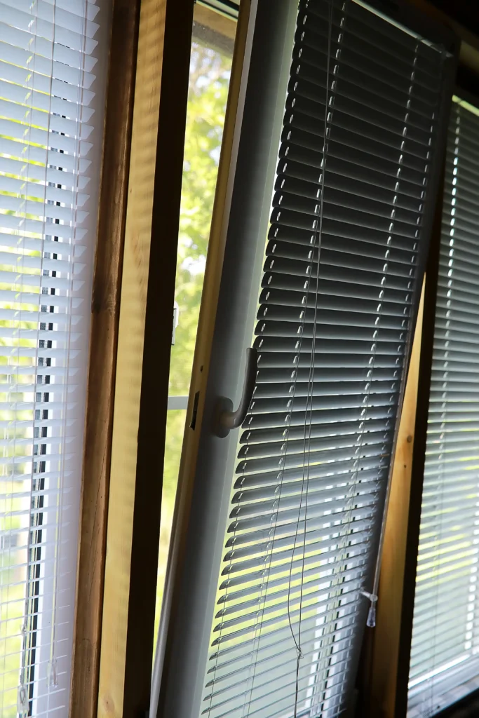 żaluzje aluminiowe na oknie balkonowym -Studio wnętrz Wrocław Kuziomko